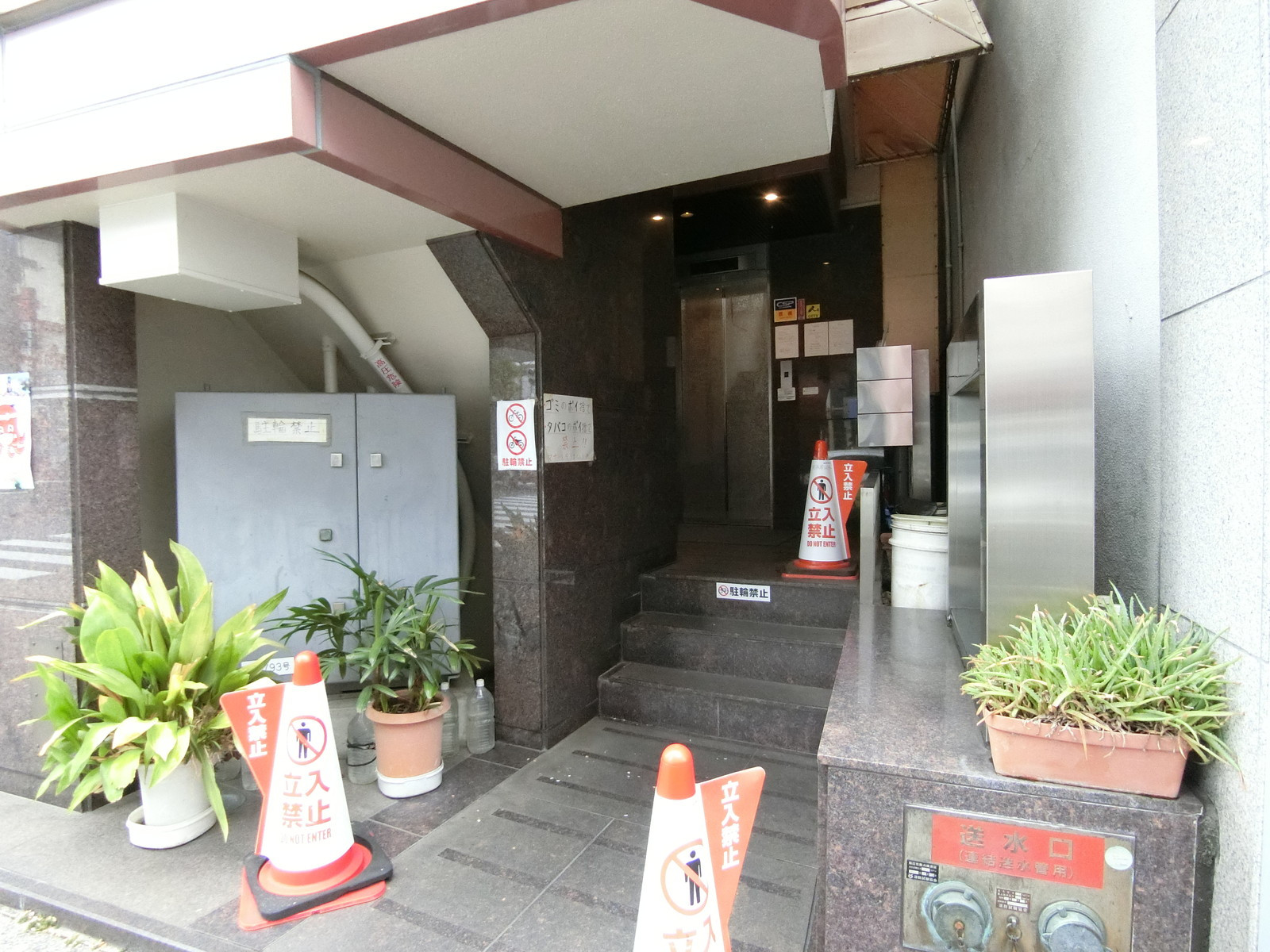 オフィスビル出入口