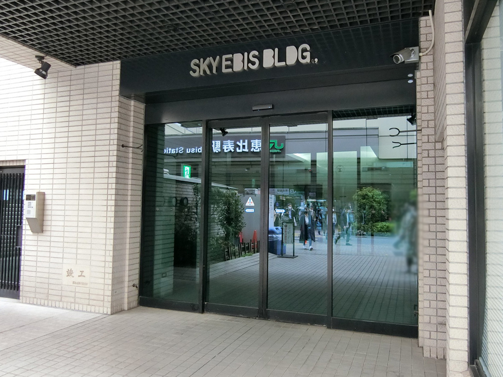 オフィスビル出入口