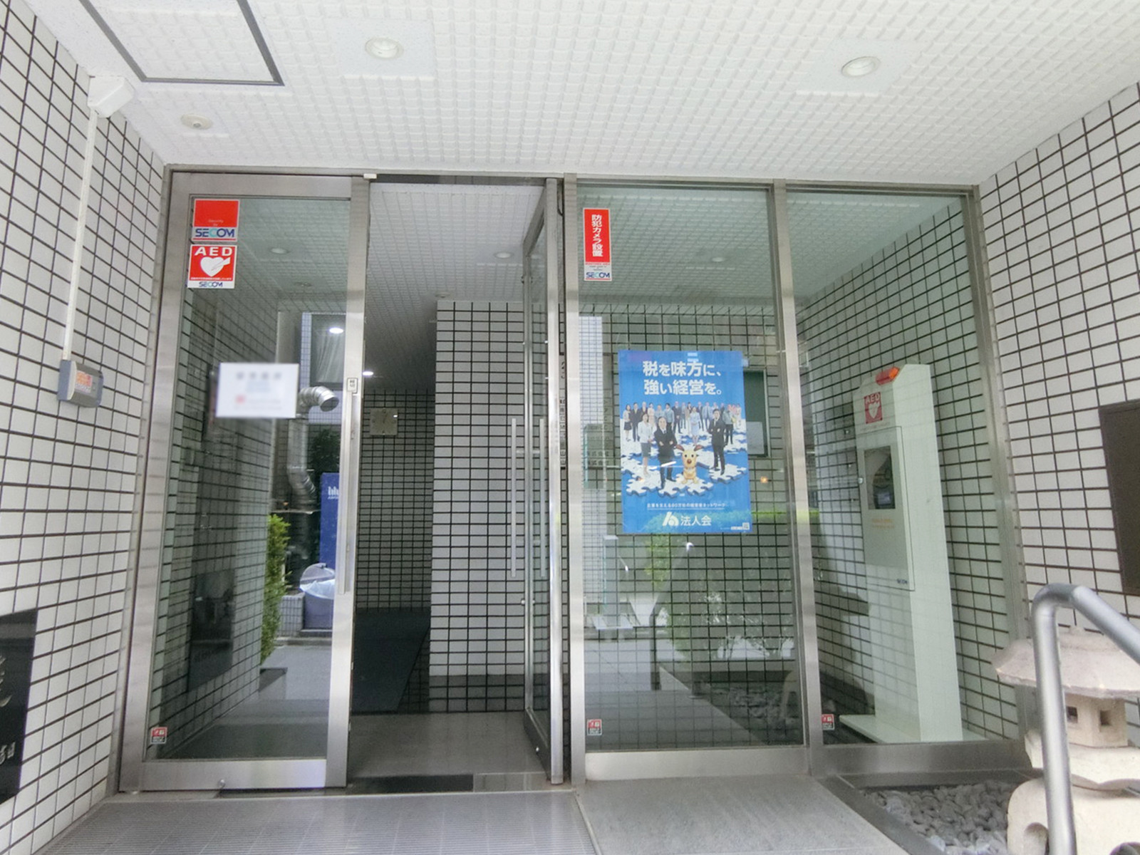 オフィスビル出入り口