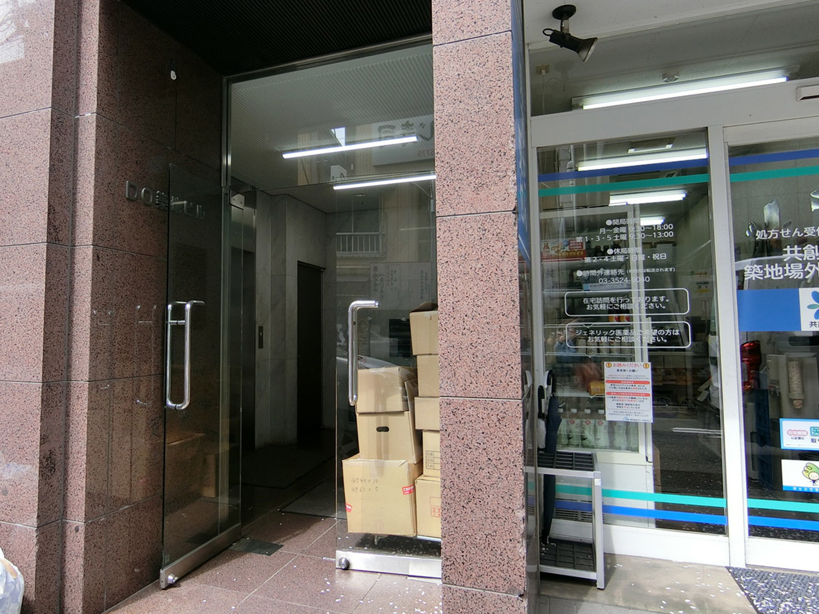 オフィスビル出入口