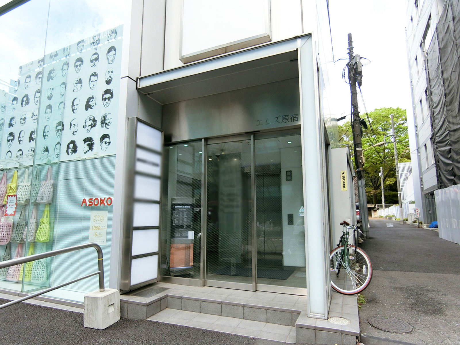 オフィスビル出入口
