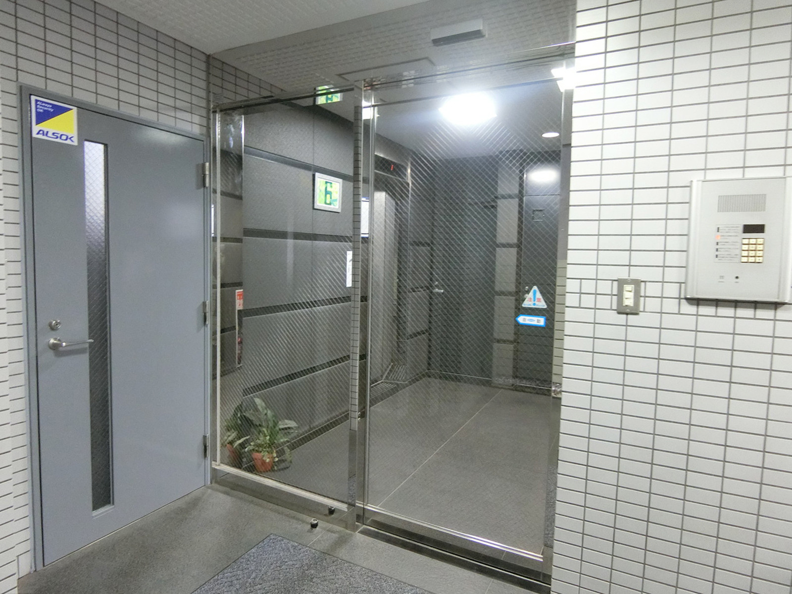 オフィスビル出入り口