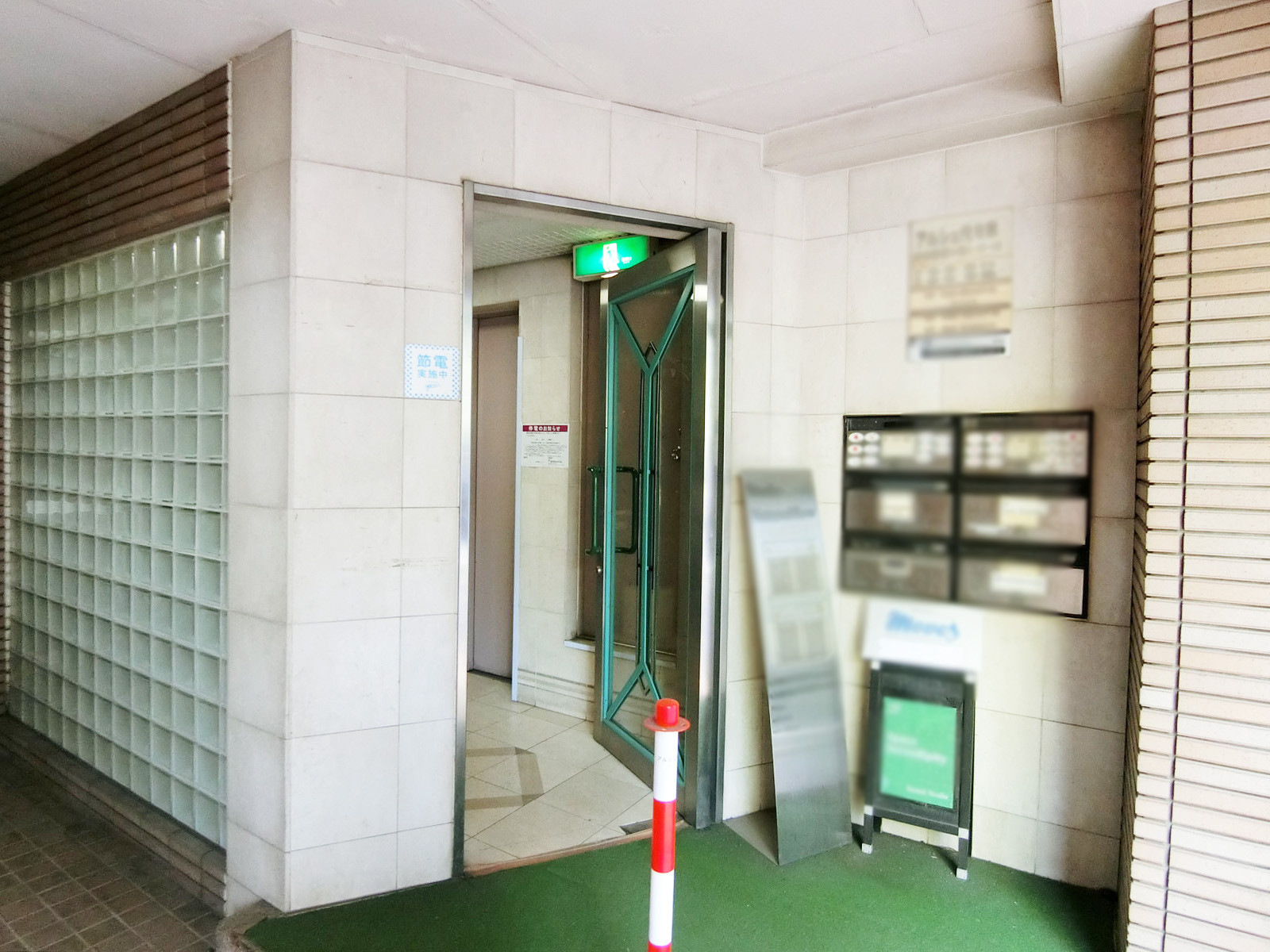 オフィスビル出入口