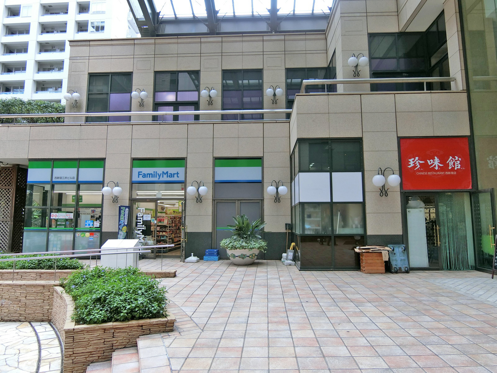 1階のファミリーマート 西新宿三井ビル店