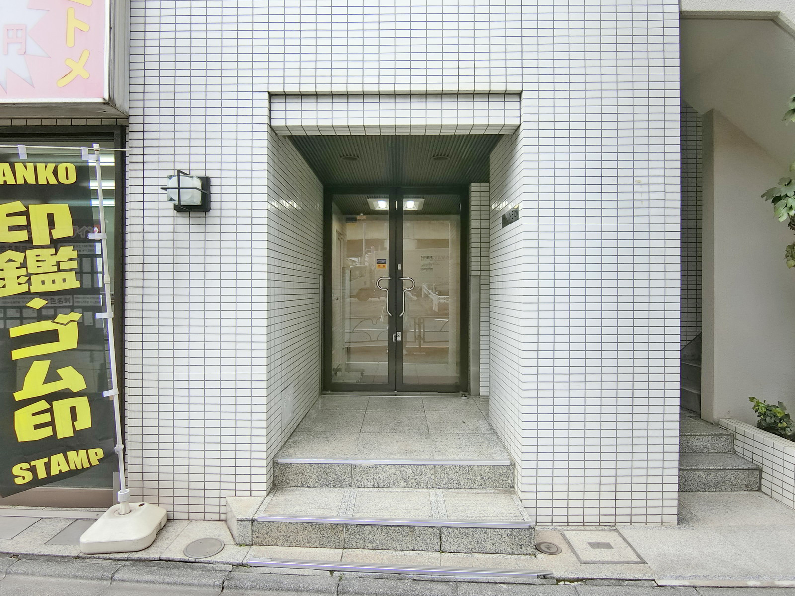 オフィス出入口