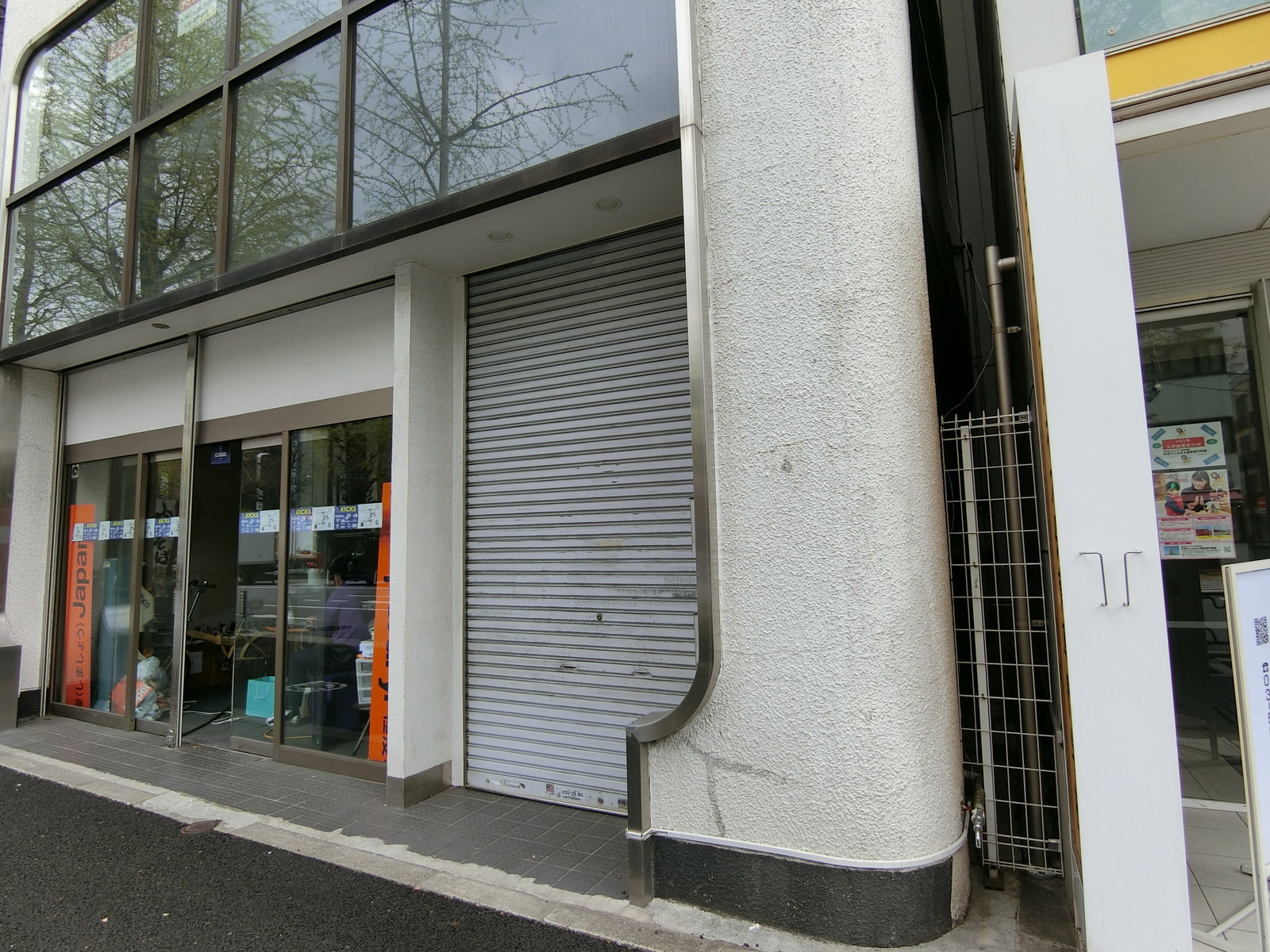 オフィスビル出入り口