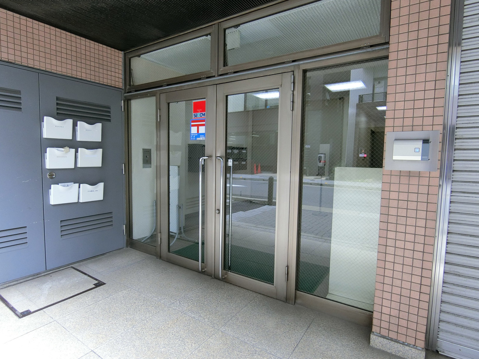 オフィスビル出入口
