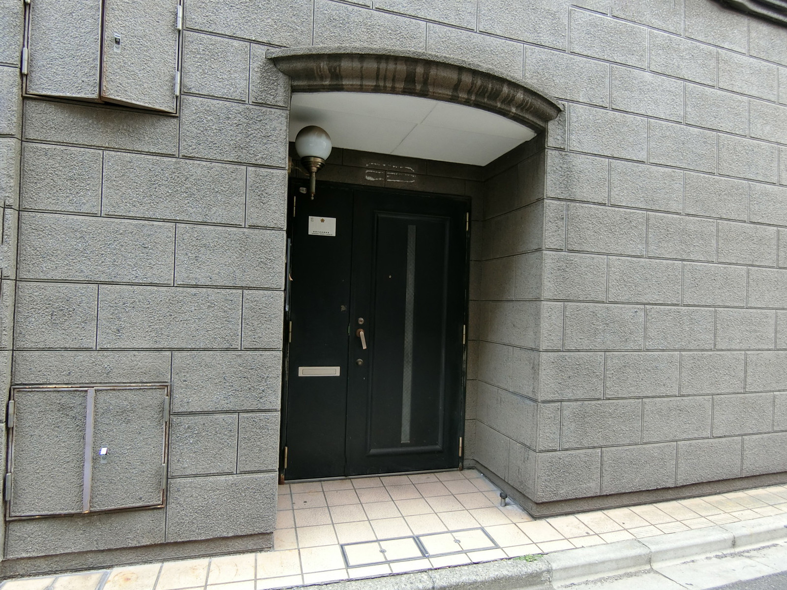 オフィスビル出入り口