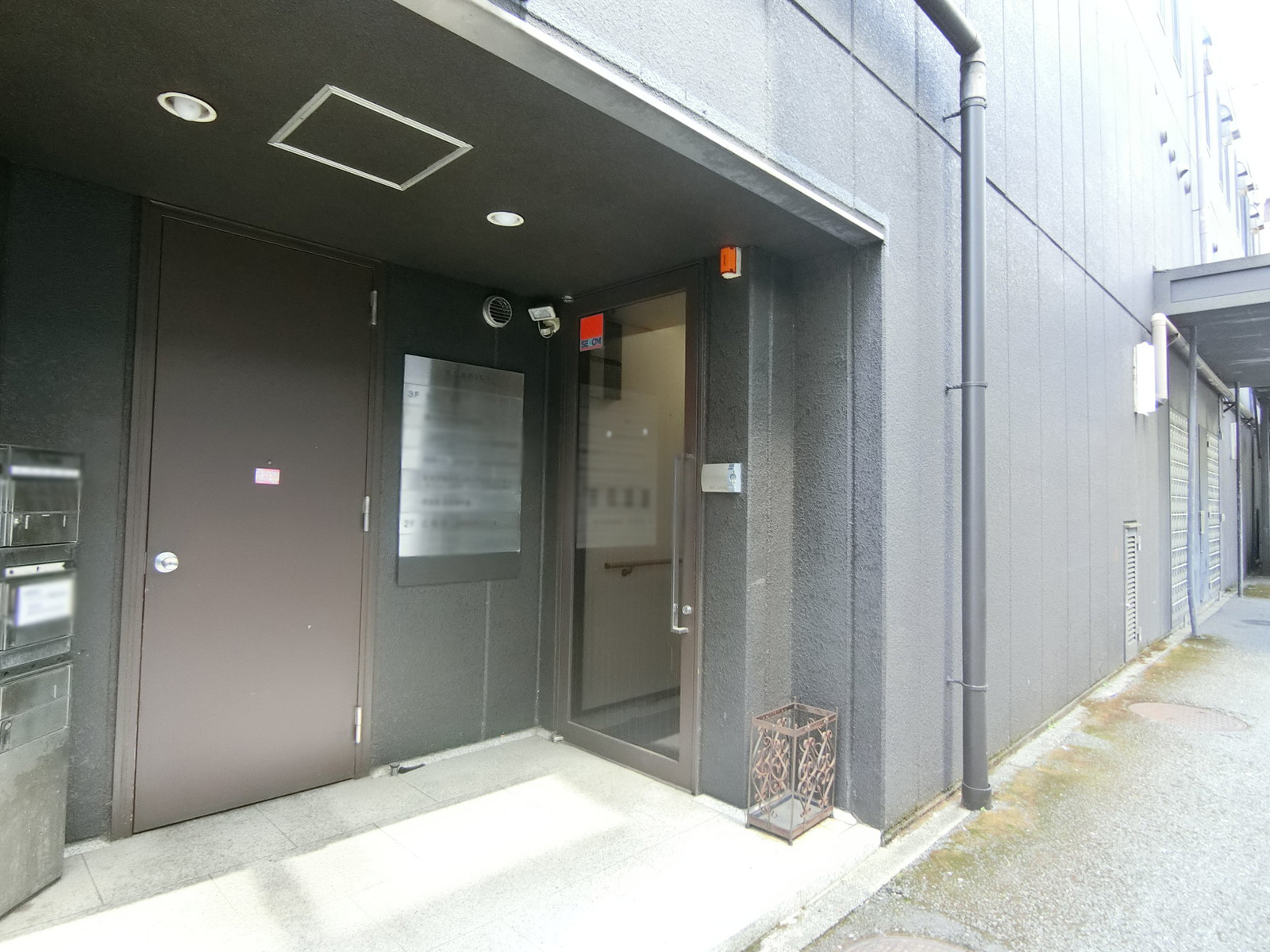 オフィスビル出入り口