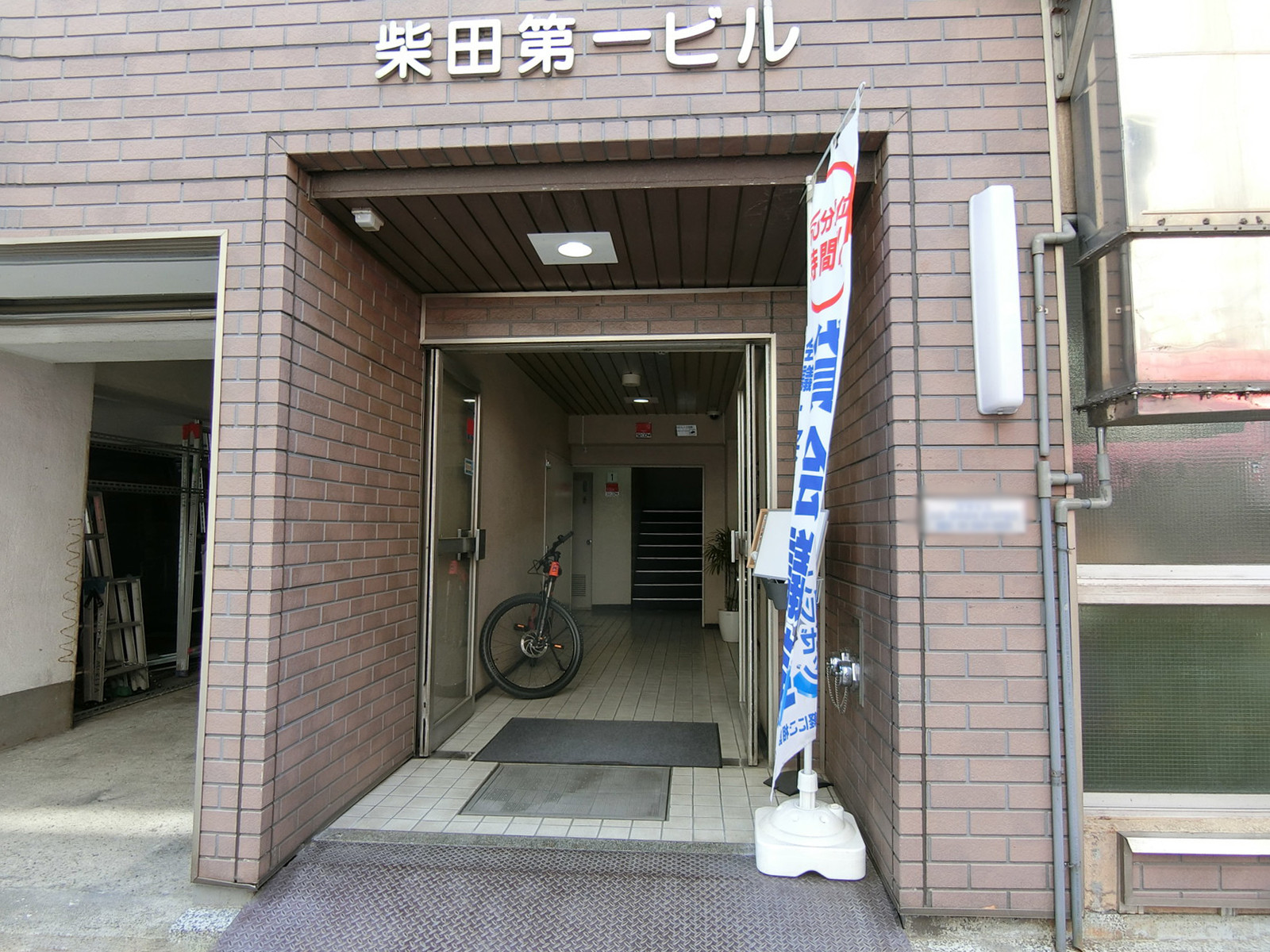 オフィスビル出入り口