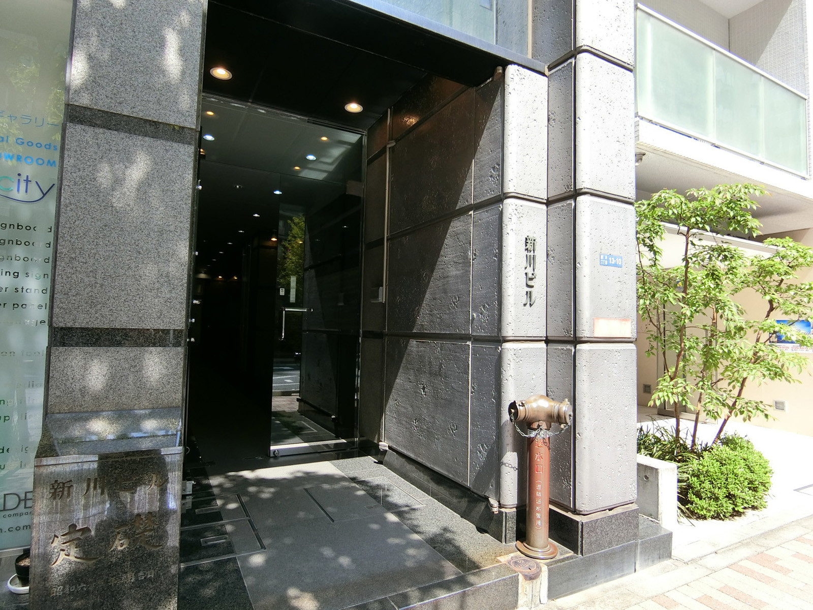 オフィスビル出入口