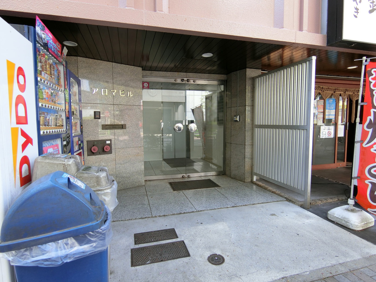 オフィスビル出入口