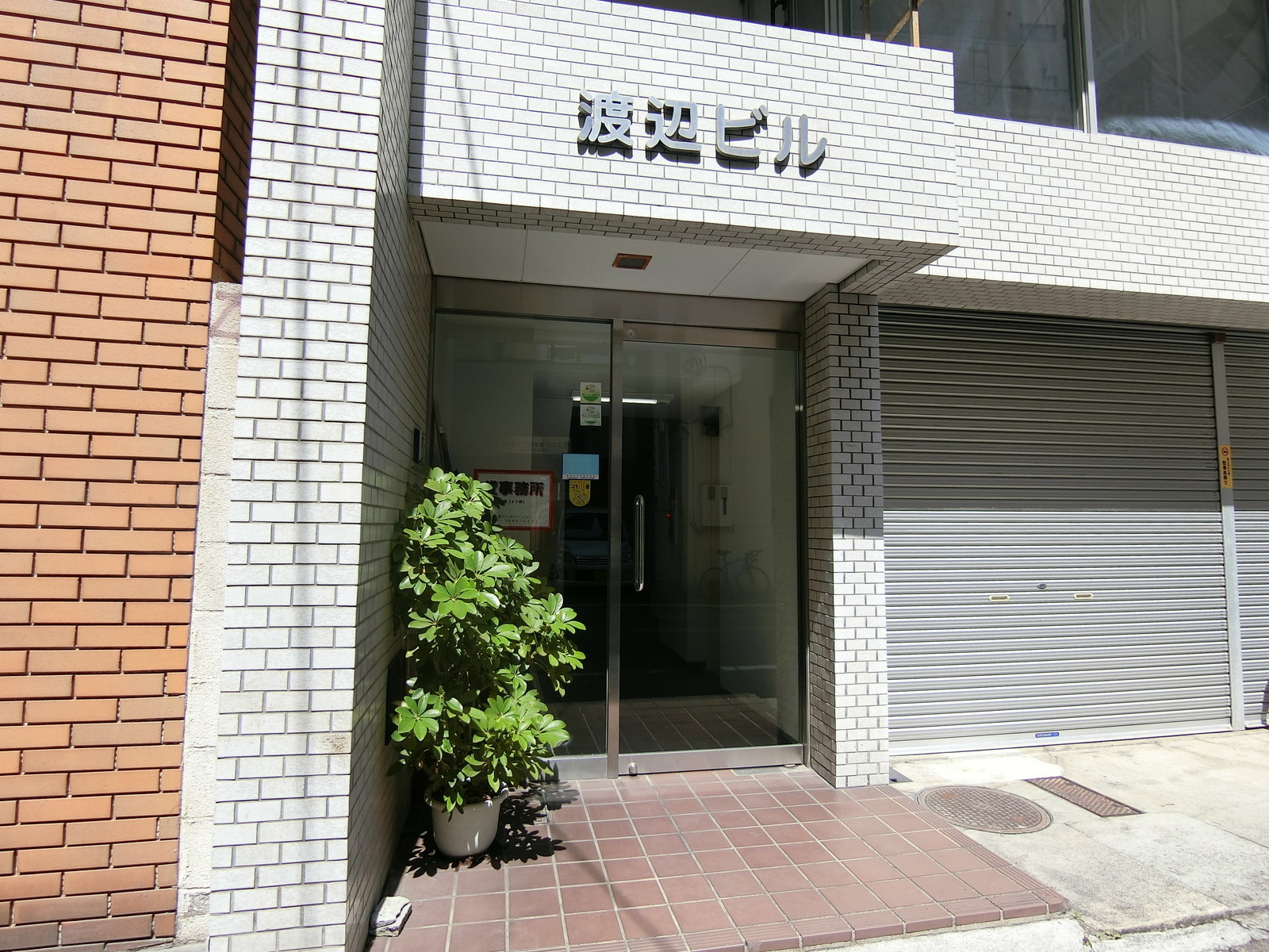 オフィスビル出入り口