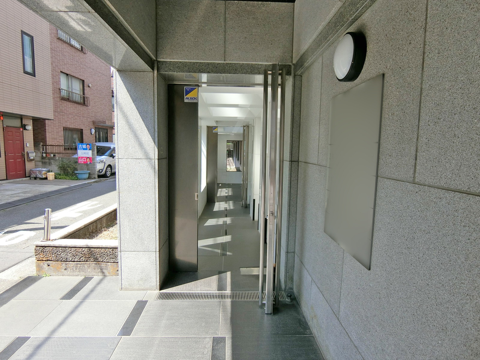 オフィス出入口
