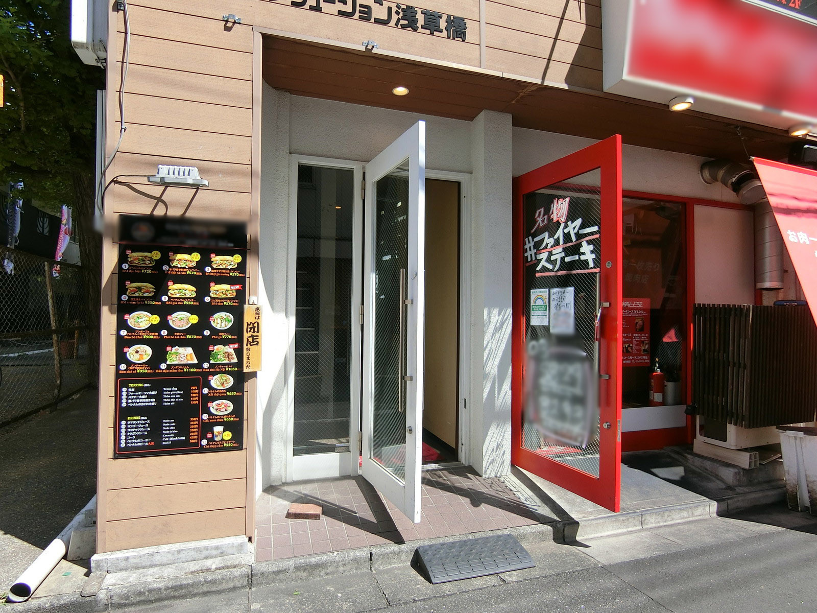 オフィスビル出入り口