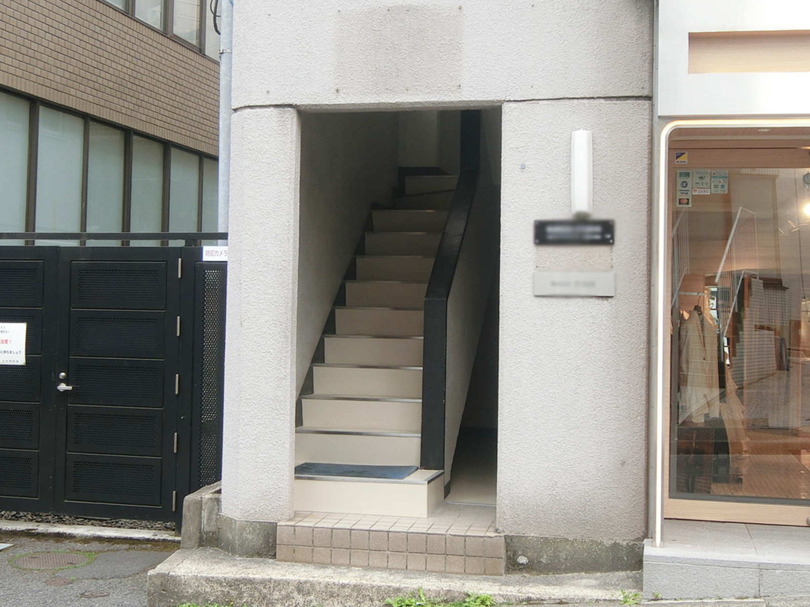 オフィスビル出入り口