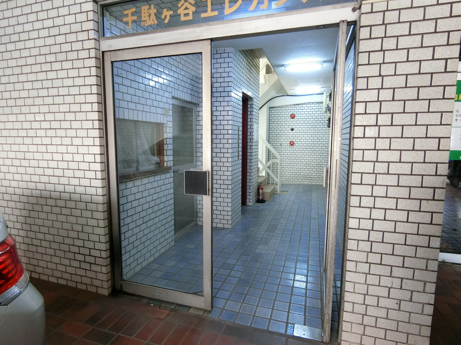 オフィスビル出入口