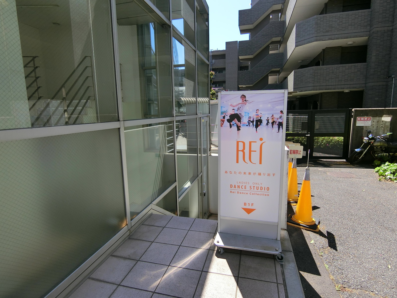 地下1階テナントの出入口