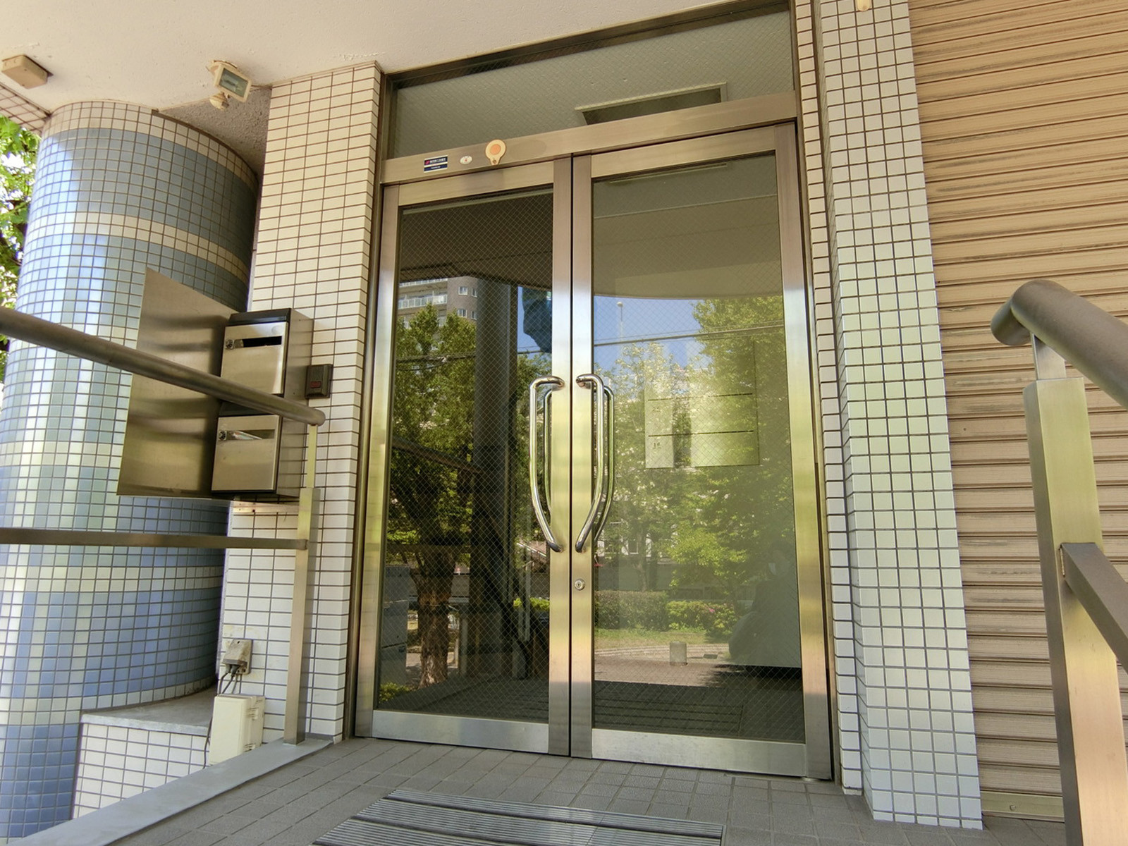 オフィスビル出入口