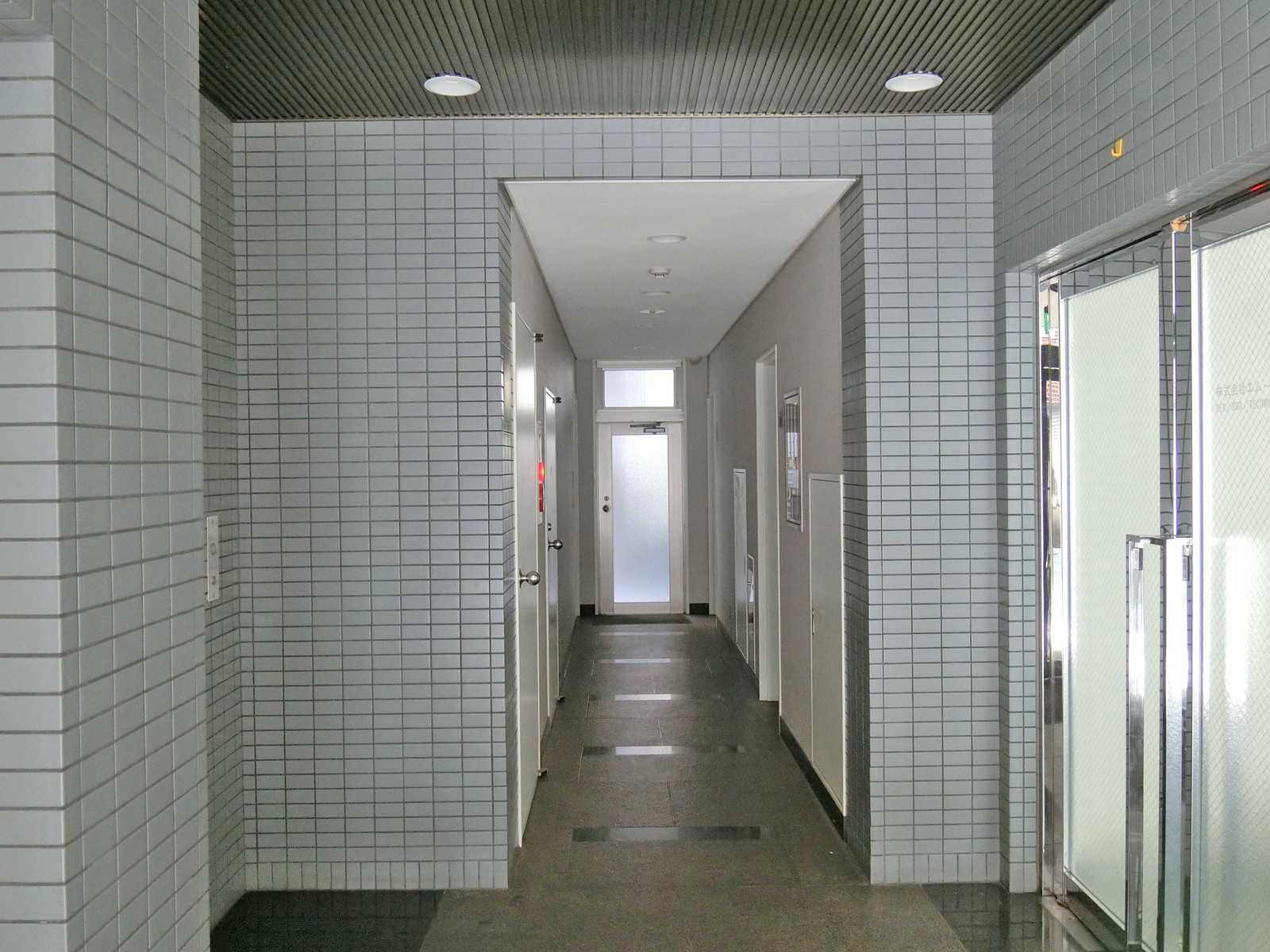 エレベーター前