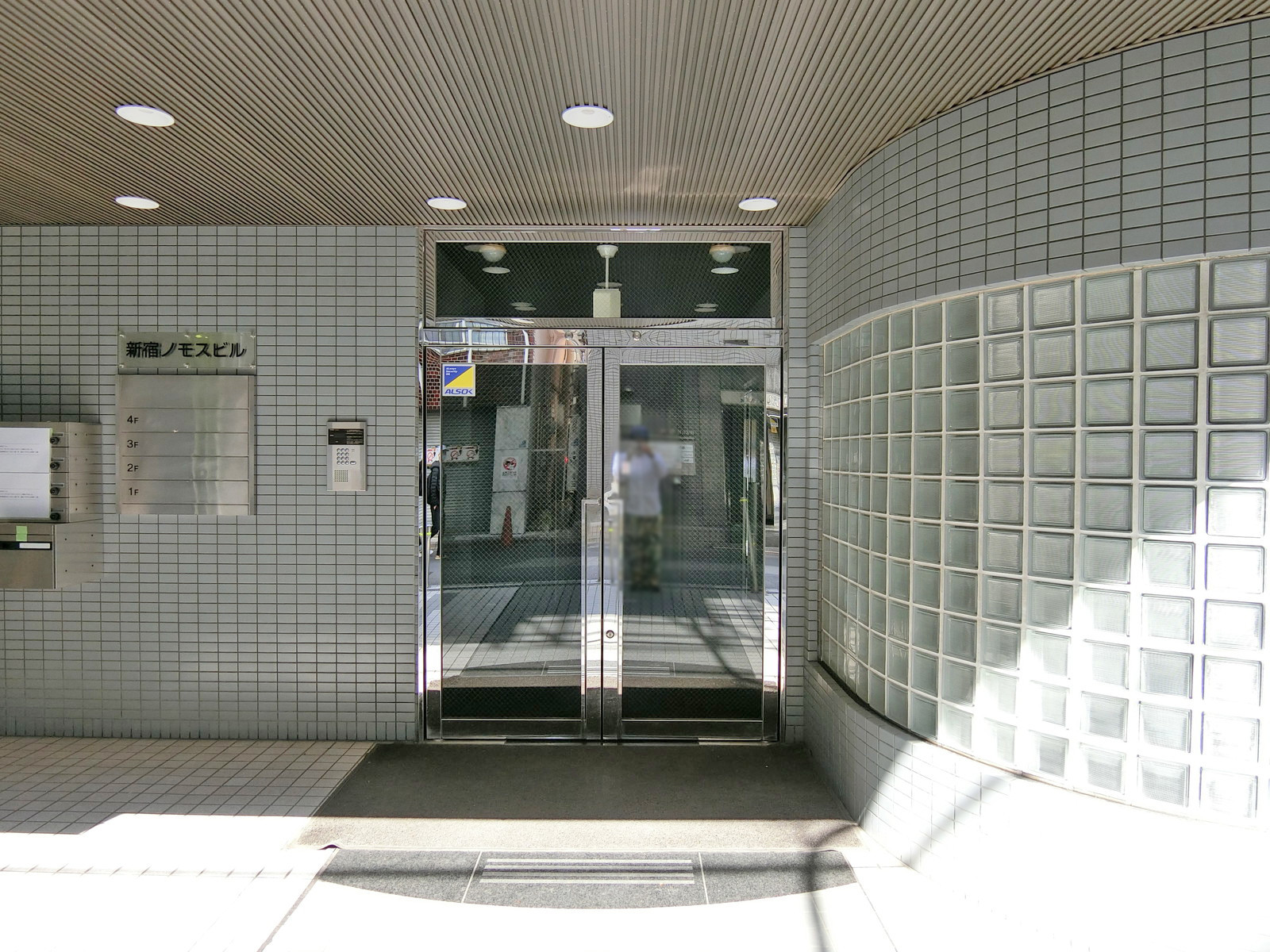 オフィス出入口
