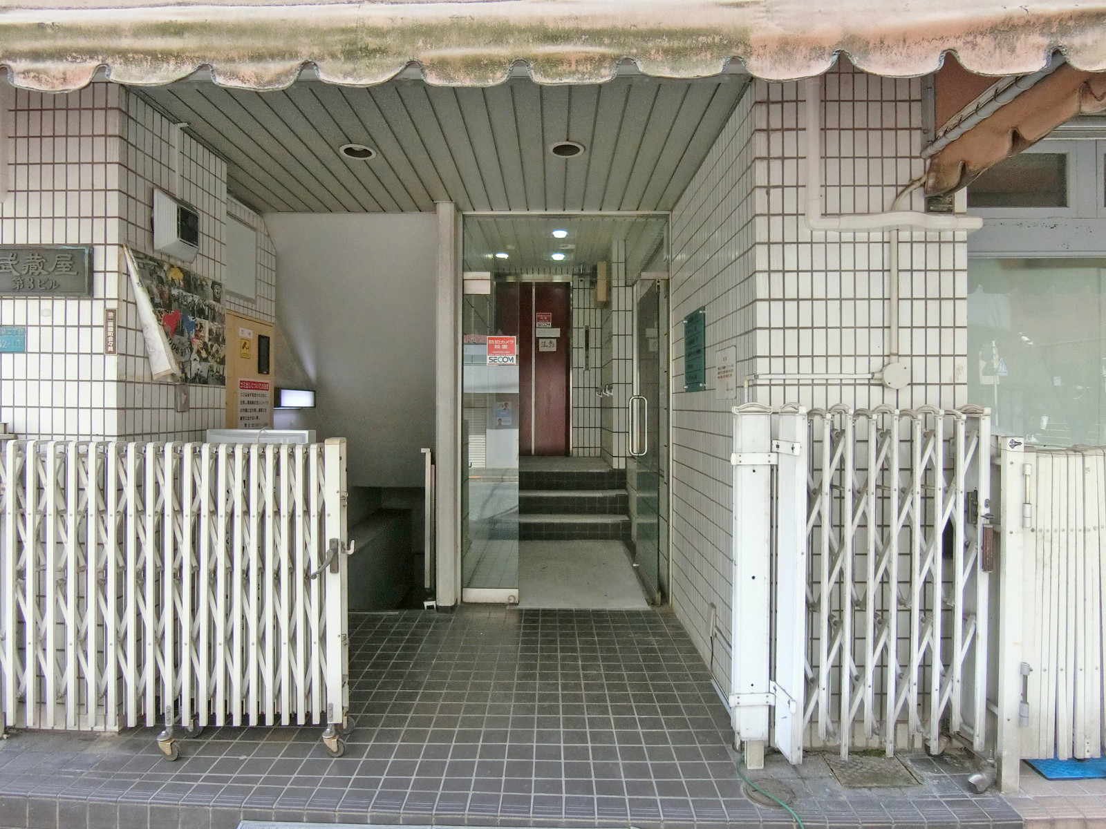 オフィス出入口