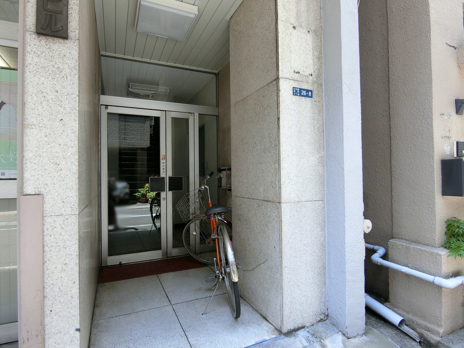 オフィスビル出入口
