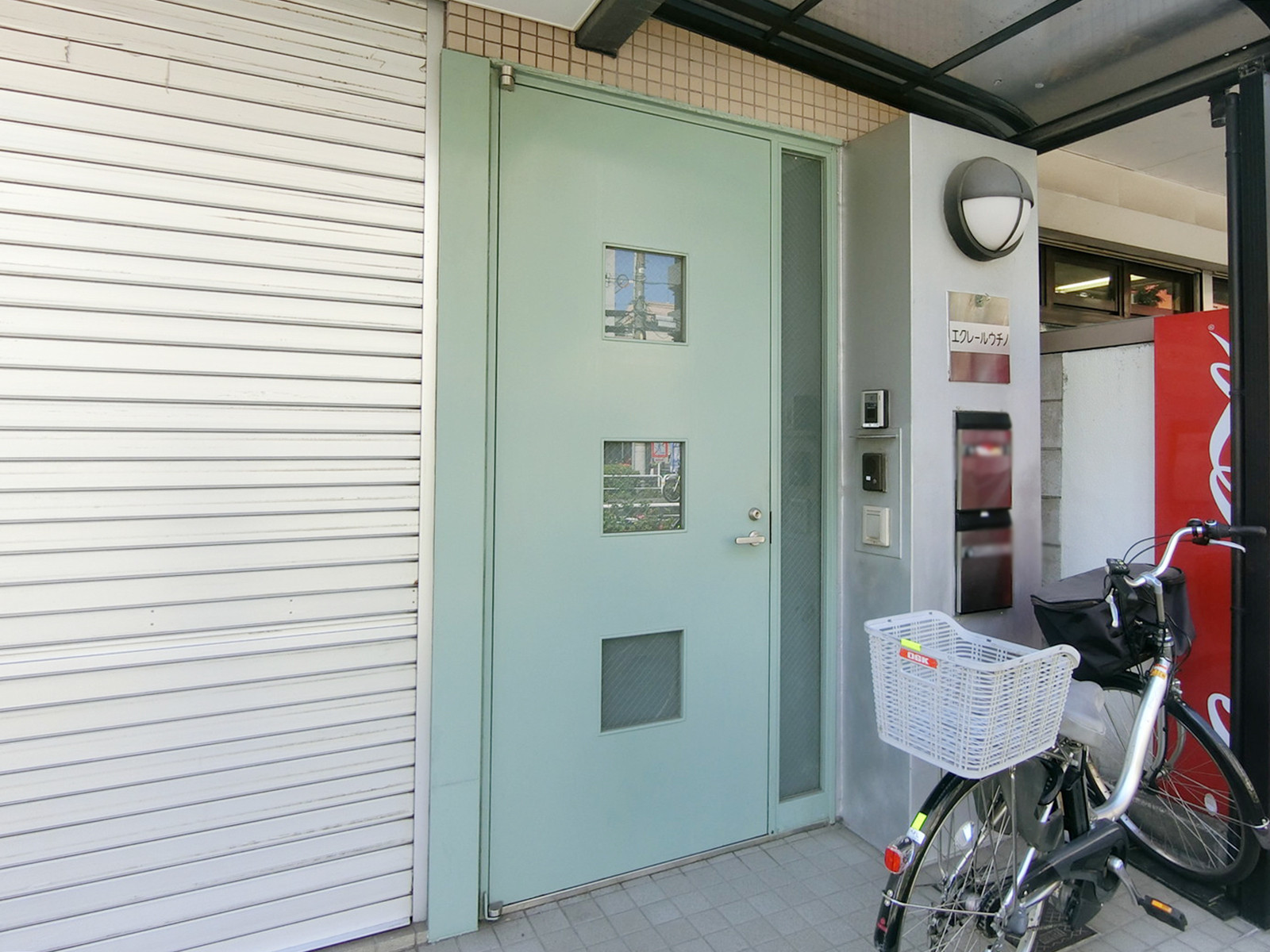 オフィスビル出入り口