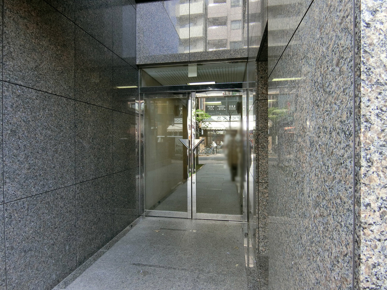 オフィスビル出入り口