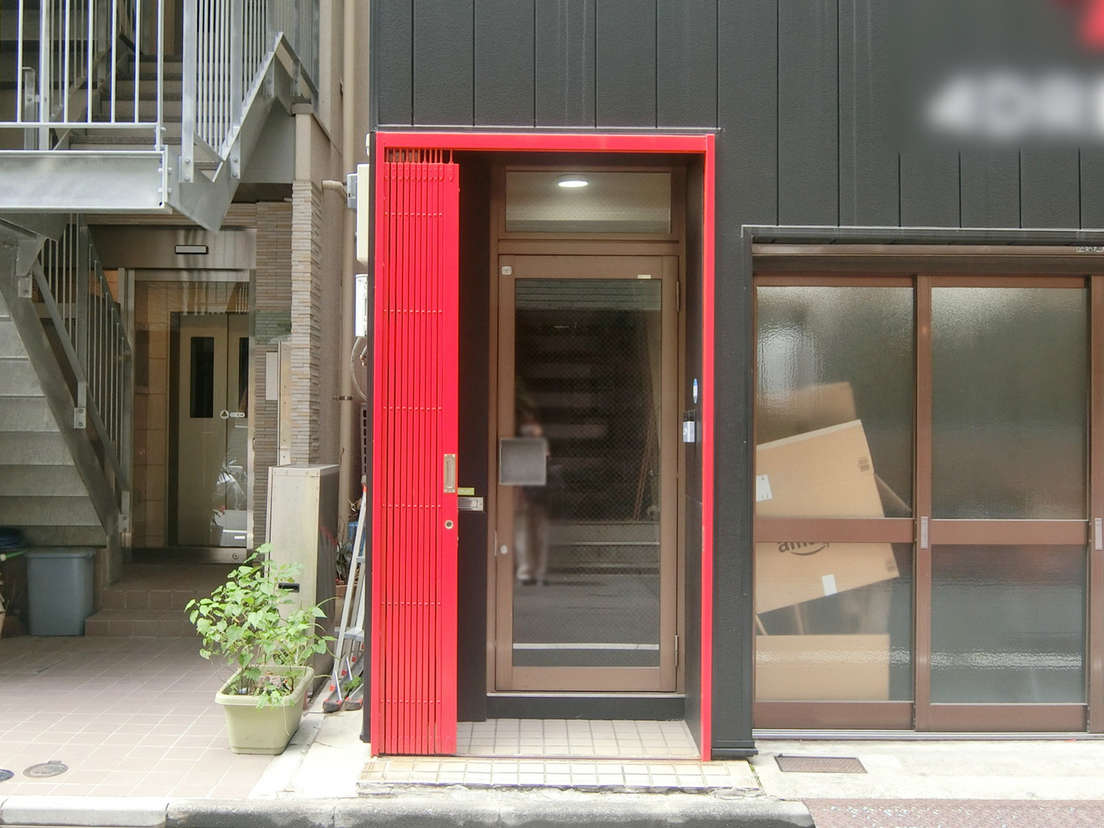オフィスビル出入り口