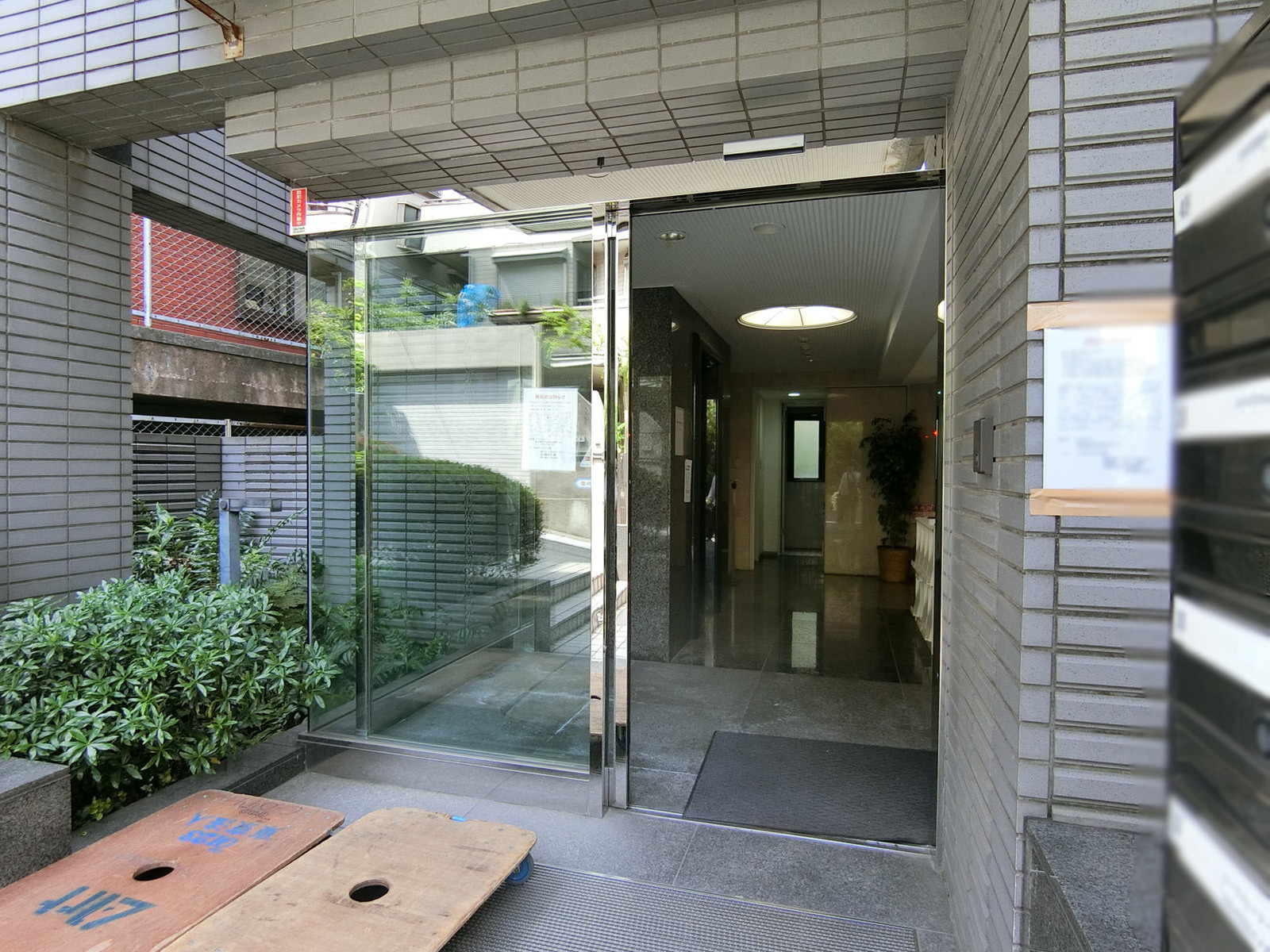 オフィスビル出入口