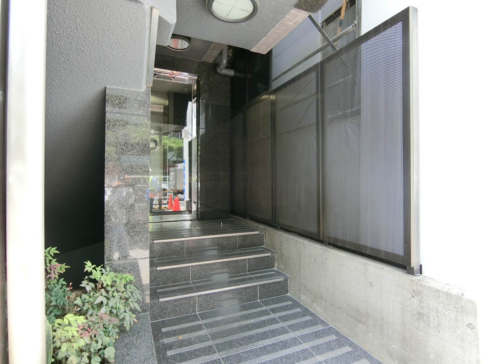 オフィスビル出入口