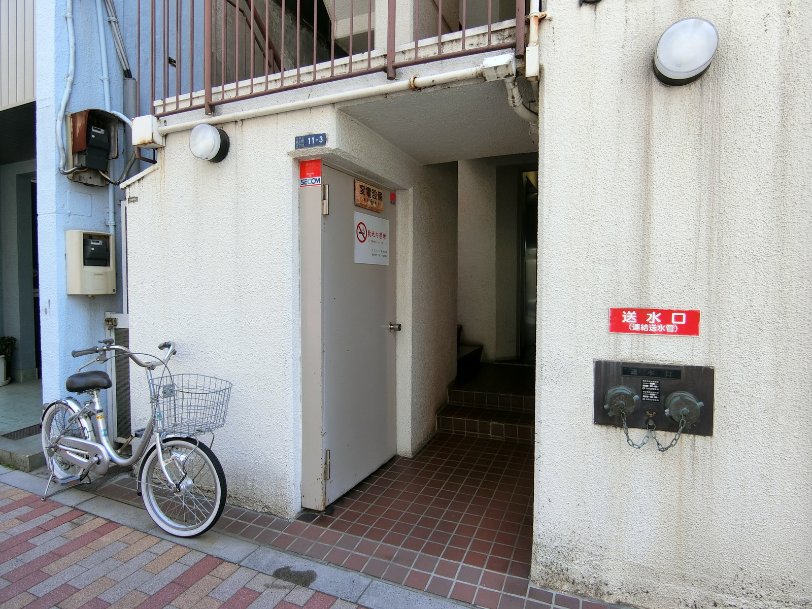 オフィスビル出入口