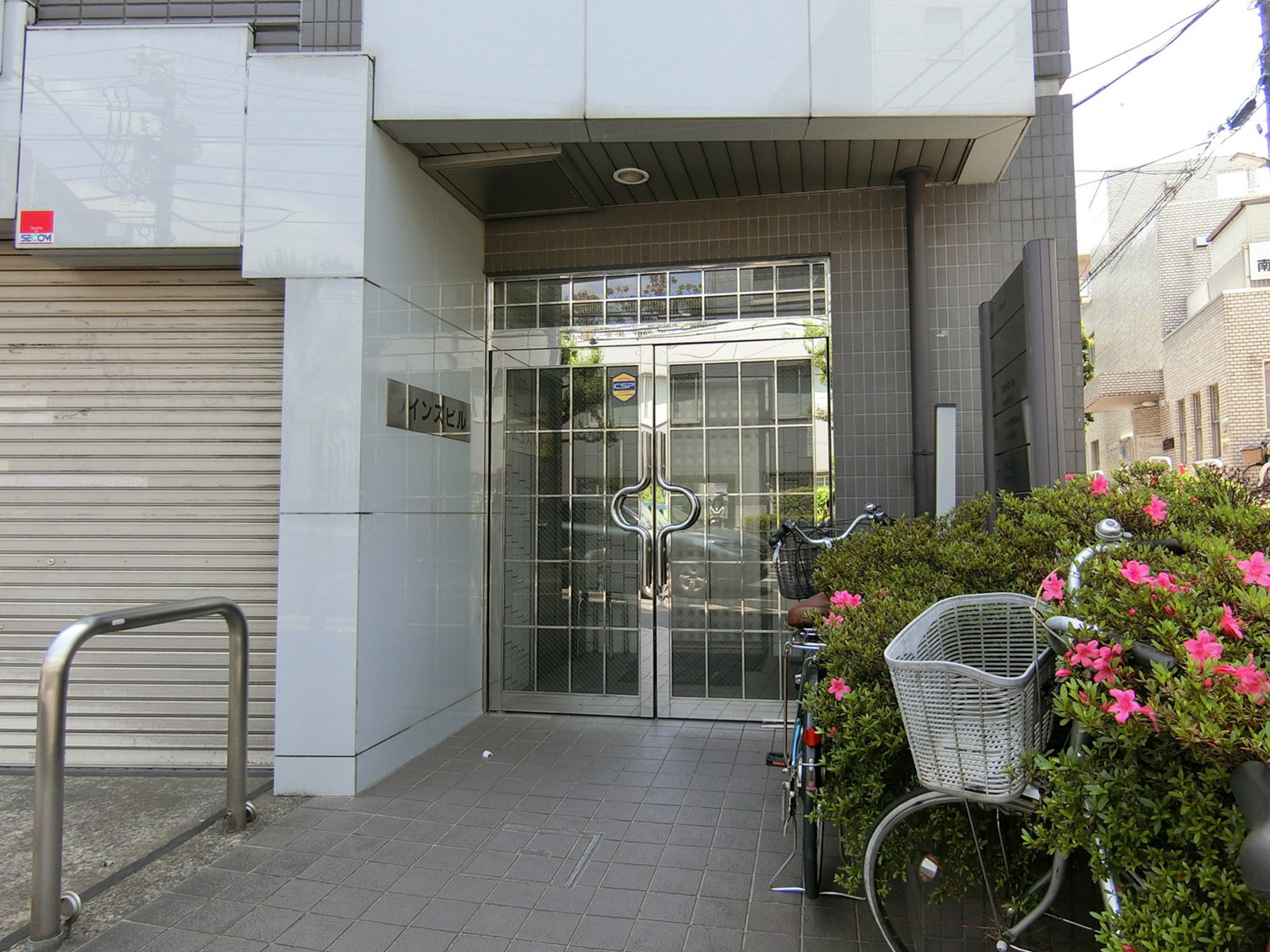 オフィスビル出入り口