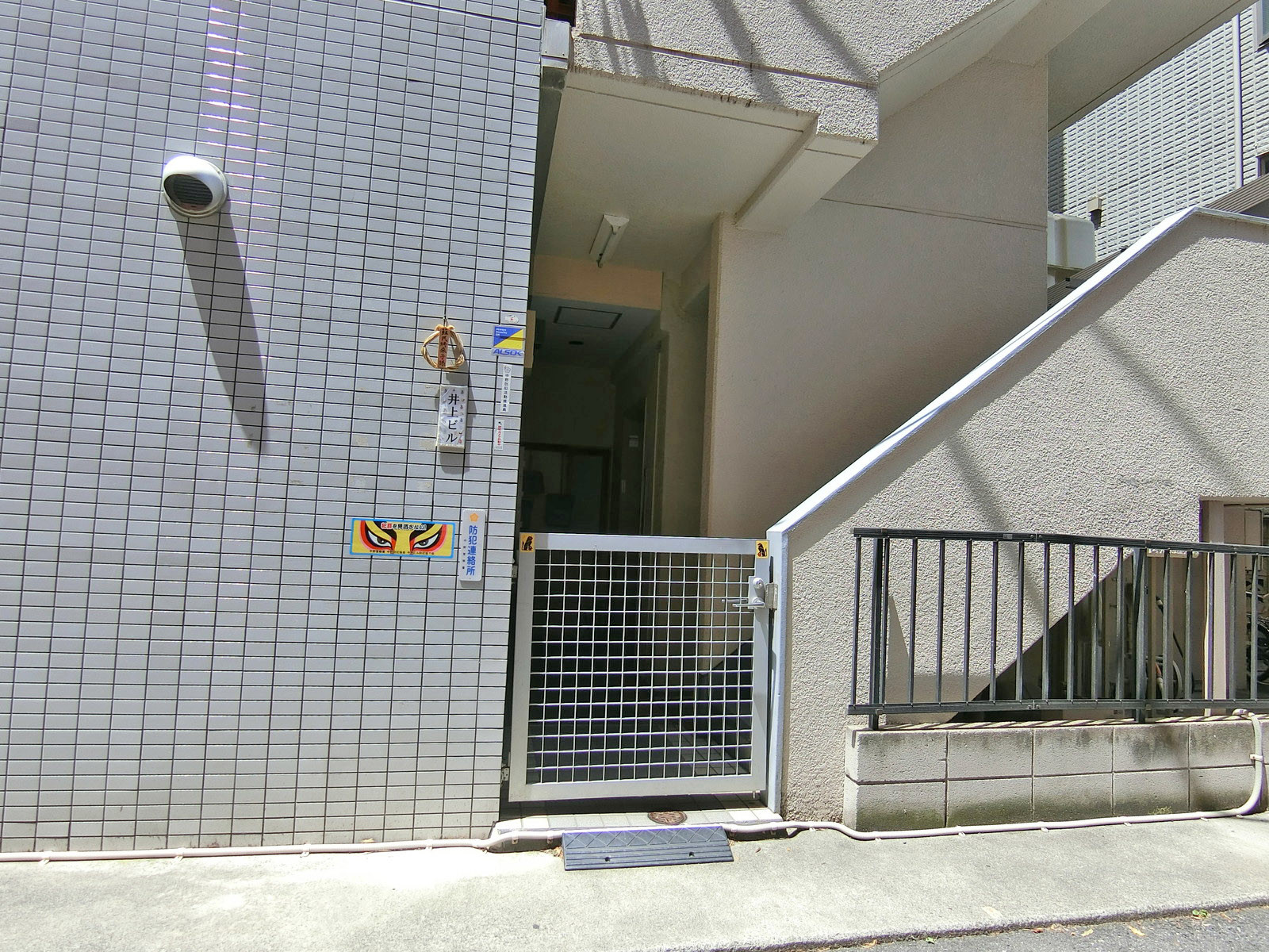 オフィスビル出入り口