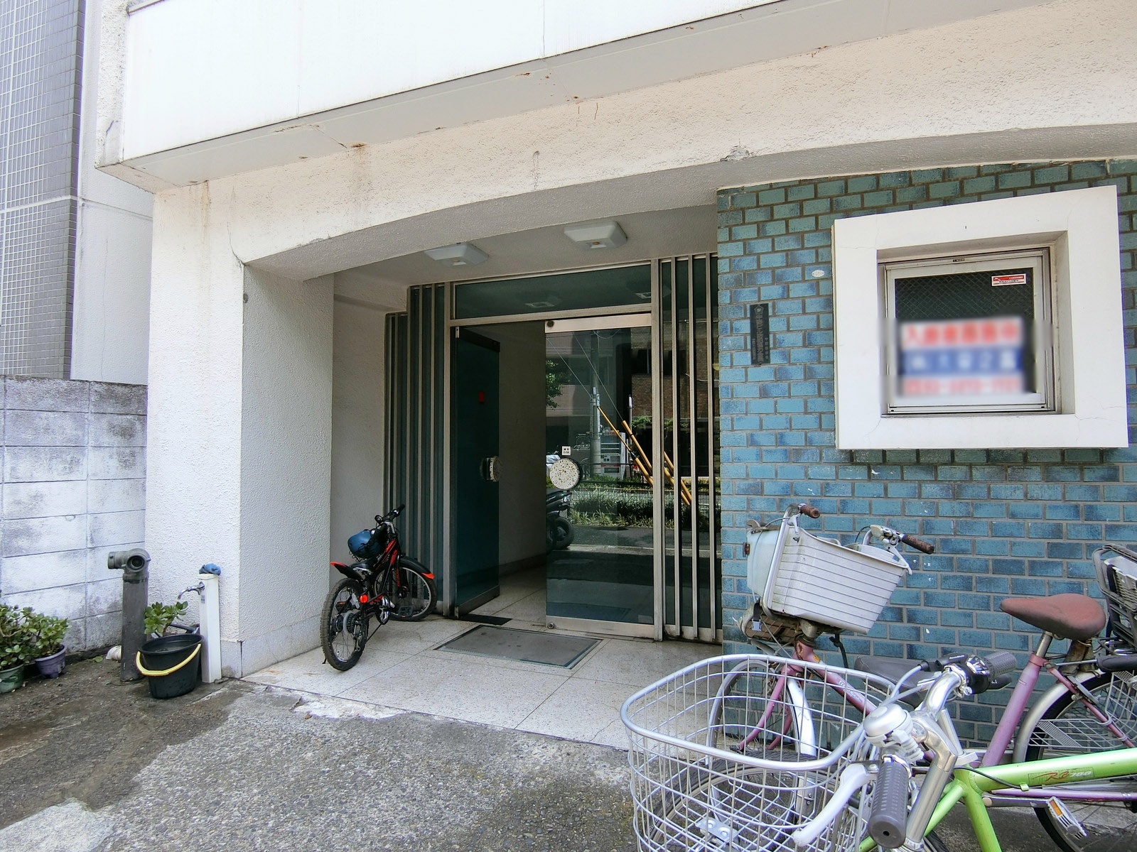オフィスビル出入口