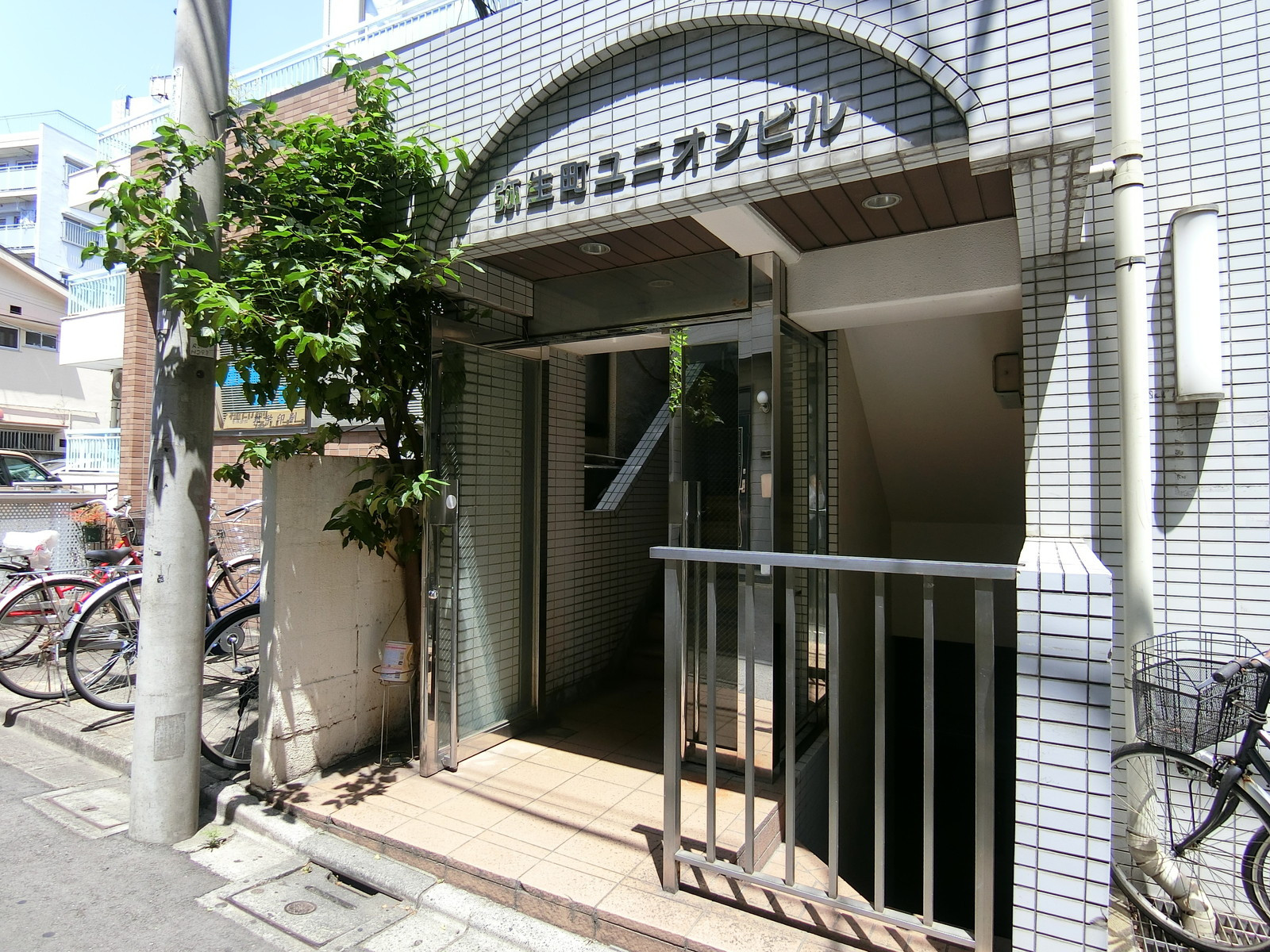 オフィスビル出入り口
