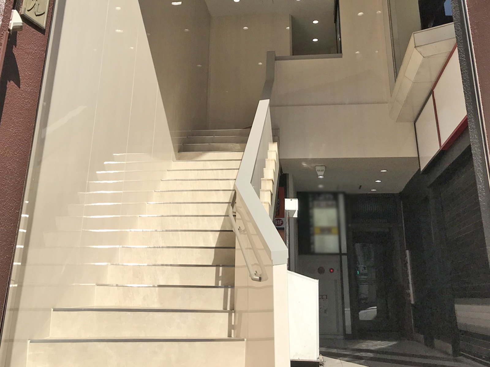 2階テナントの出入口