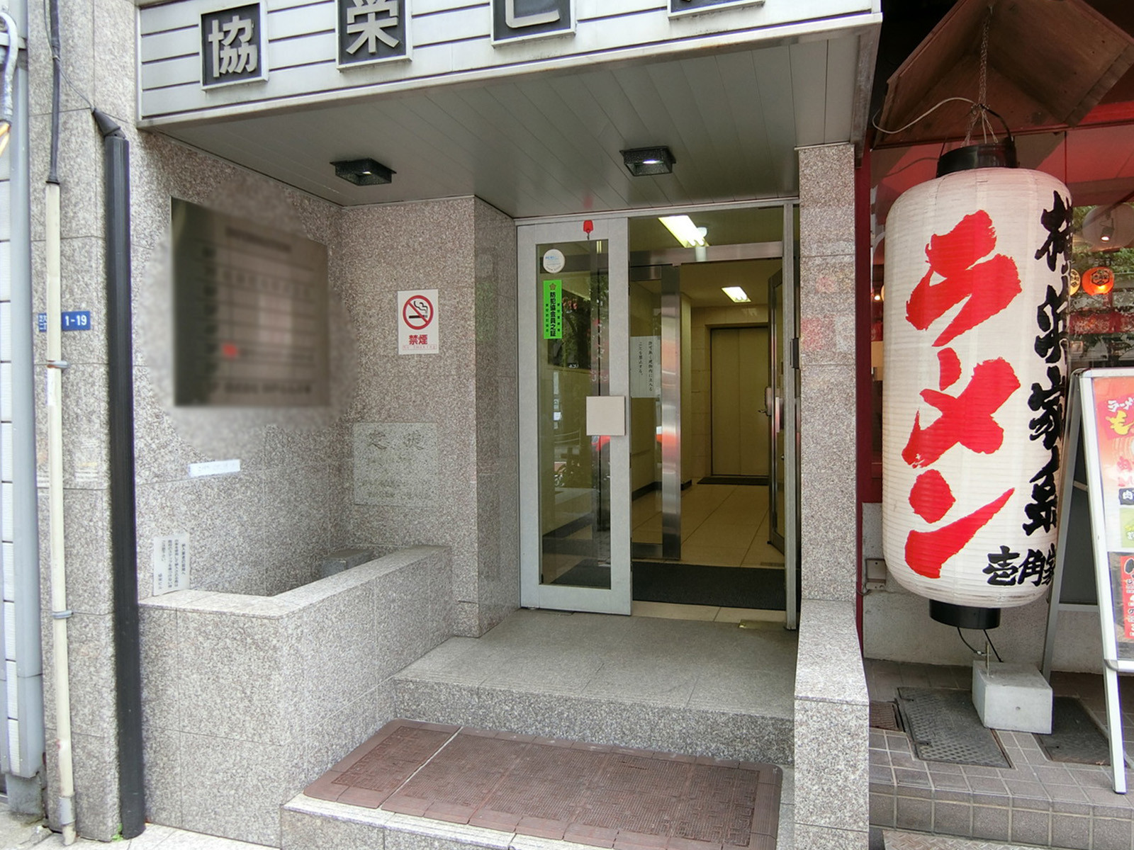 オフィスビル出入口