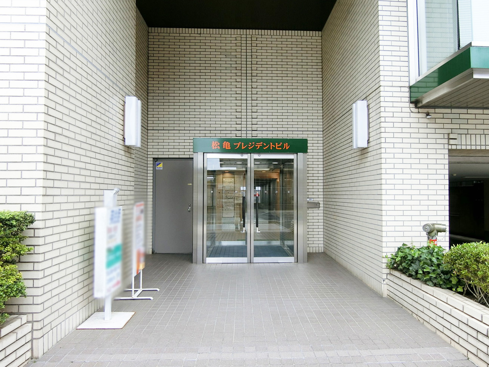 オフィスビル出入口