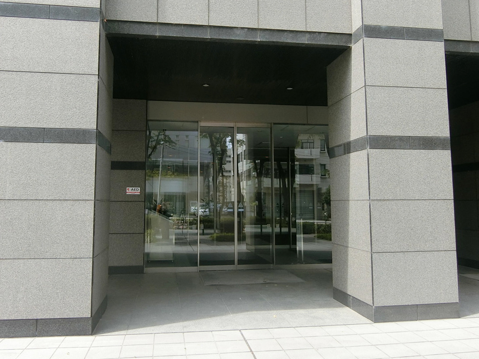 オフィスビル出入り口
