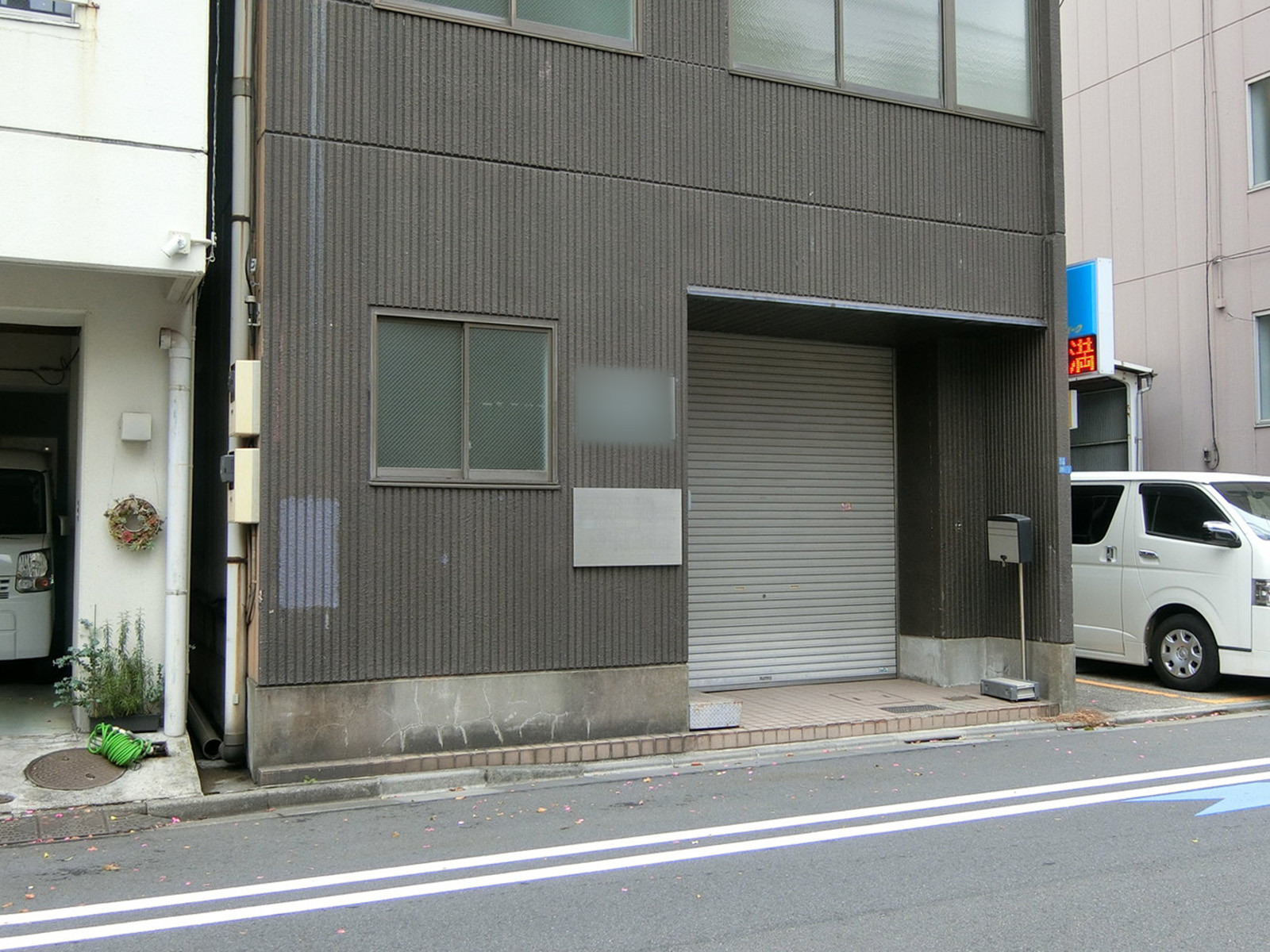 オフィスビル出入り口