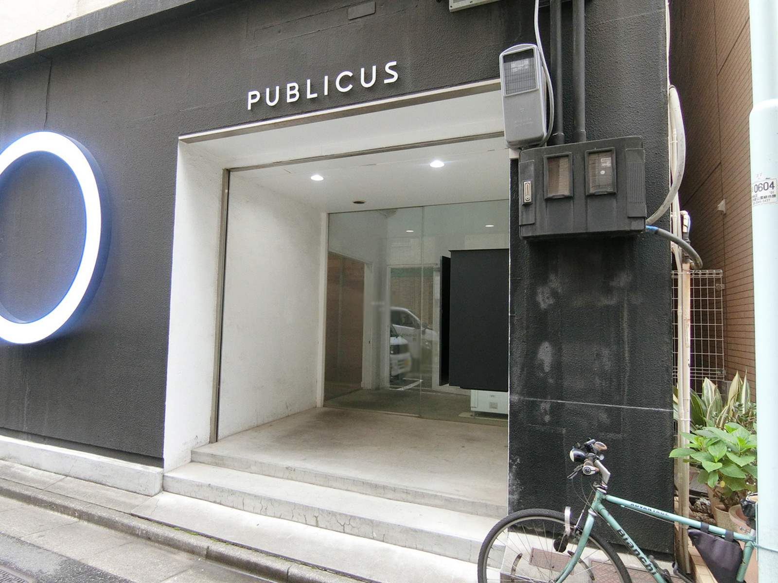 オフィスビル出入り口