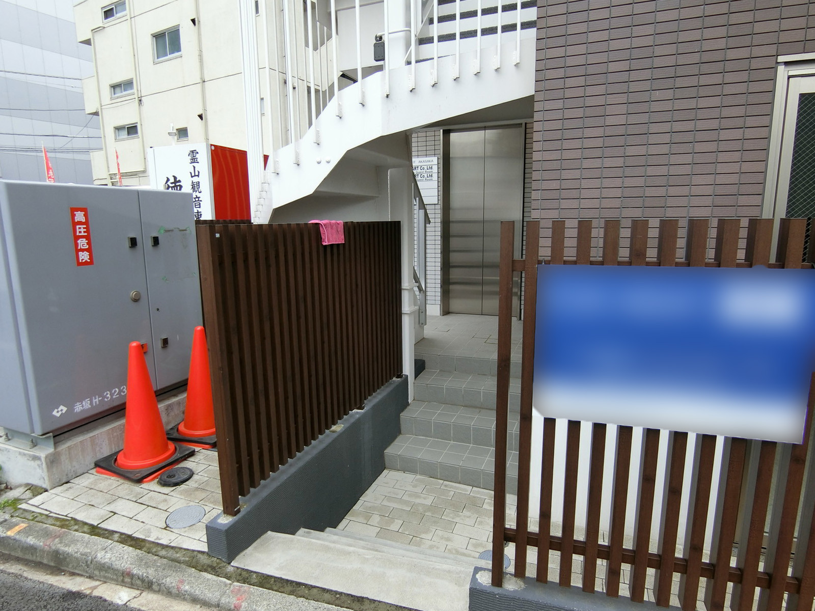 オフィスビル出入口