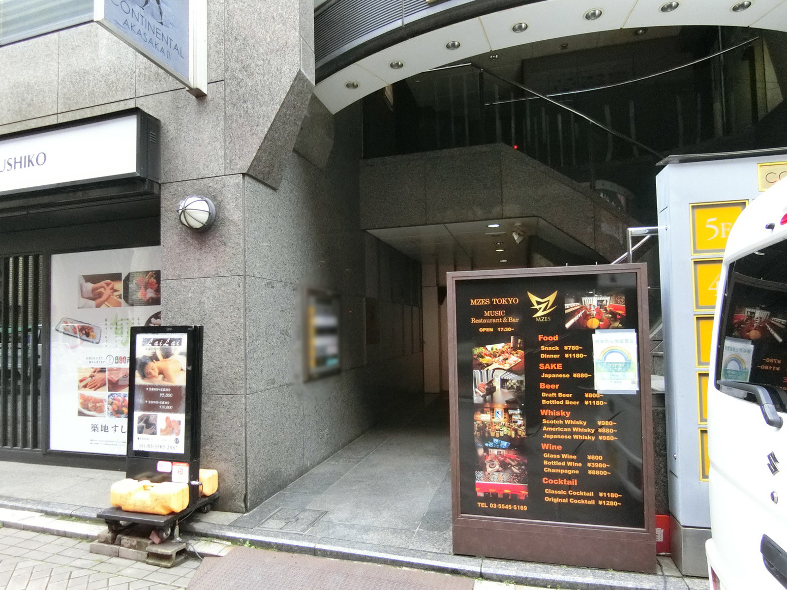 オフィスビル出入口