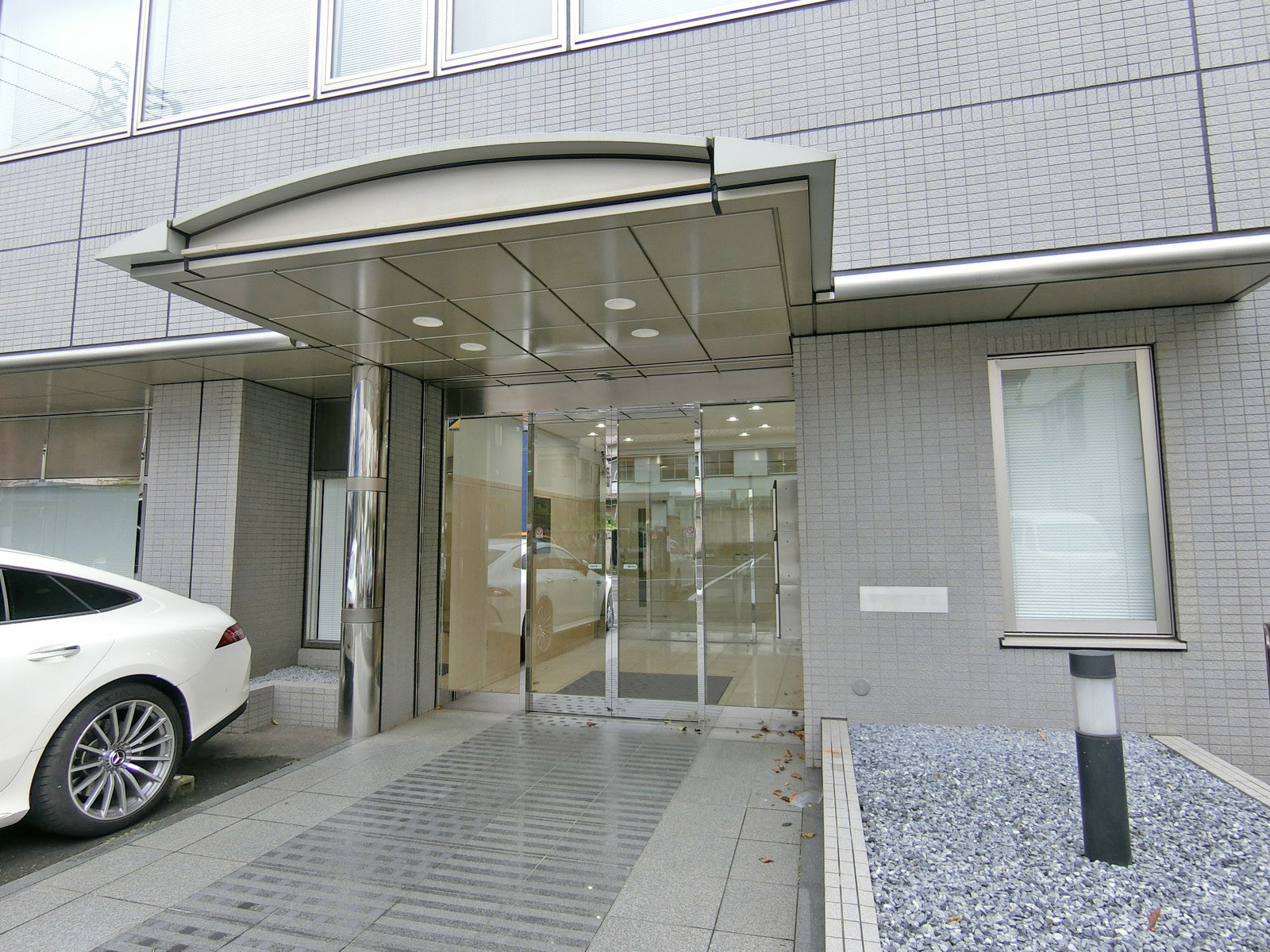 オフィスビル出入口