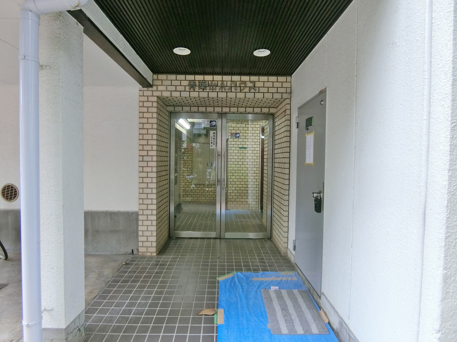オフィス出入口