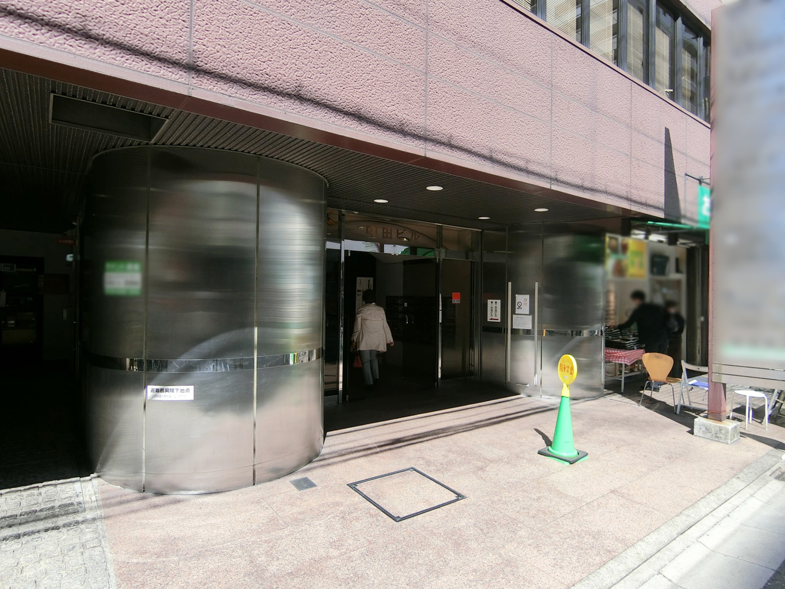 オフィスビル出入り口