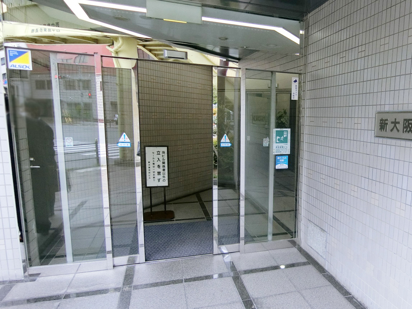 オフィスビル出入り口