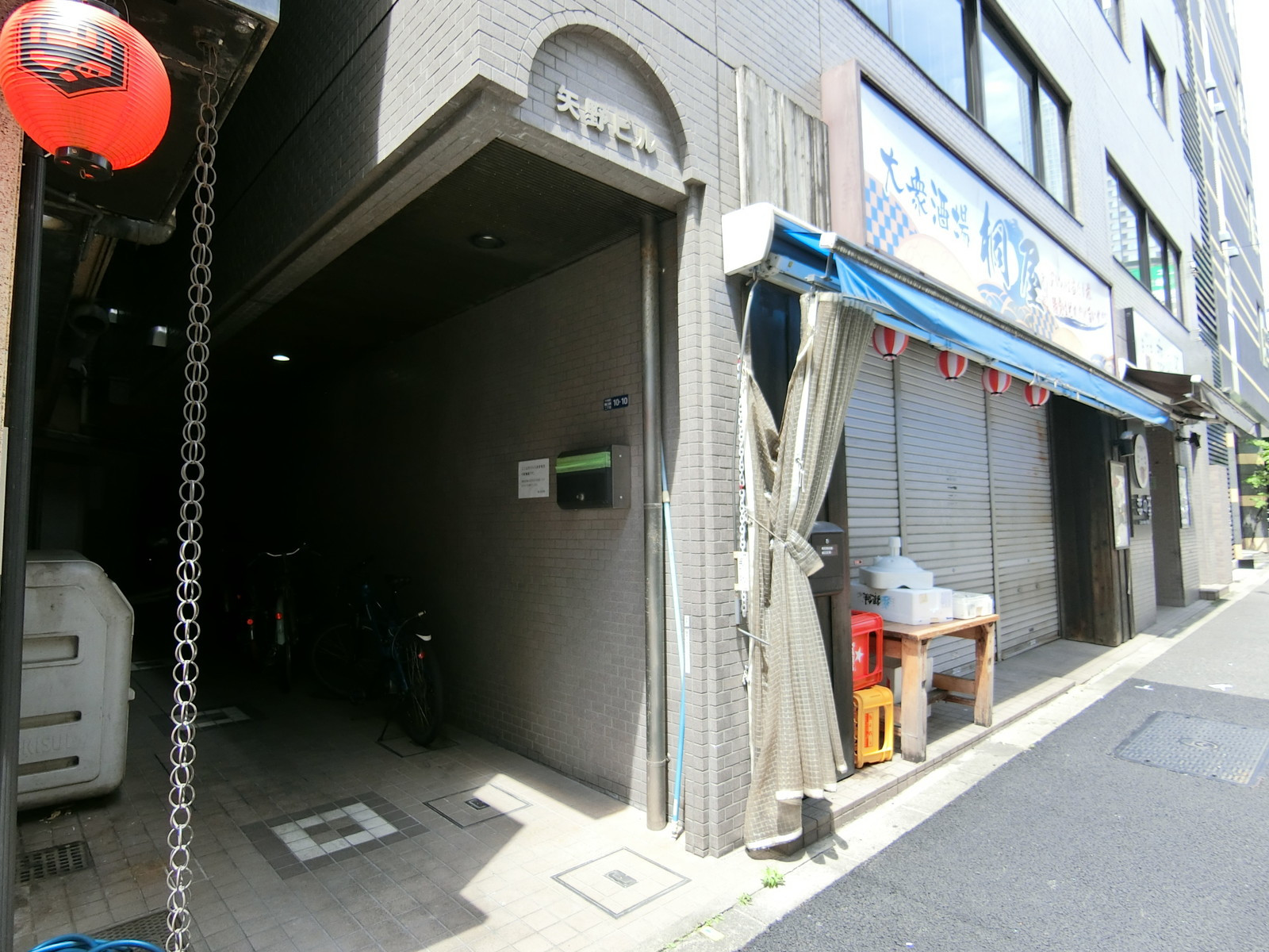 オフィスビル出入口